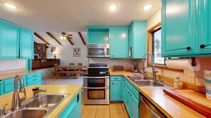 Kjøleskap, mikrobølgeovn, ovn og kokeplater