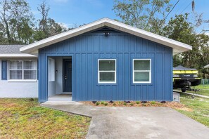 Exterior - Spacious Mid-Century Modern Retreat near Spring (Crystal River)