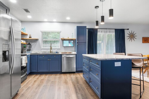 Spacious Mid-Century Modern Retreat near Spring