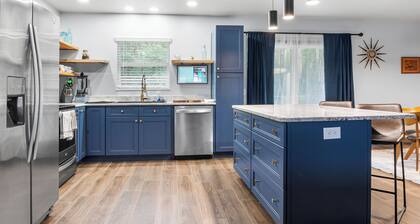 Spacious Mid-Century Modern Retreat near Spring