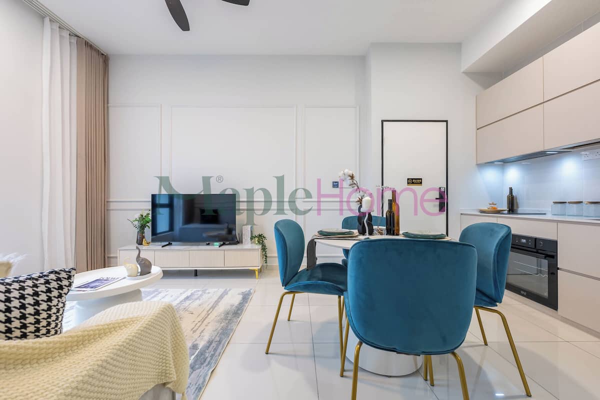 Een moderne woonkamer met een televisie, een eettafel en stoelen. Er is een keuken met inbouwapparatuur en kastruimte.
