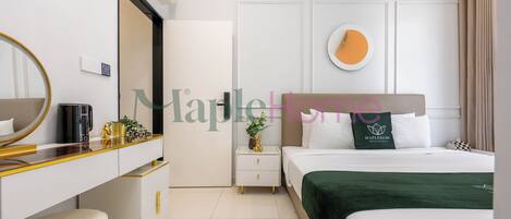 Una habitación de hotel con cama, mesita de noche, espejo, cómoda y aire acondicionado instalado en la pared.