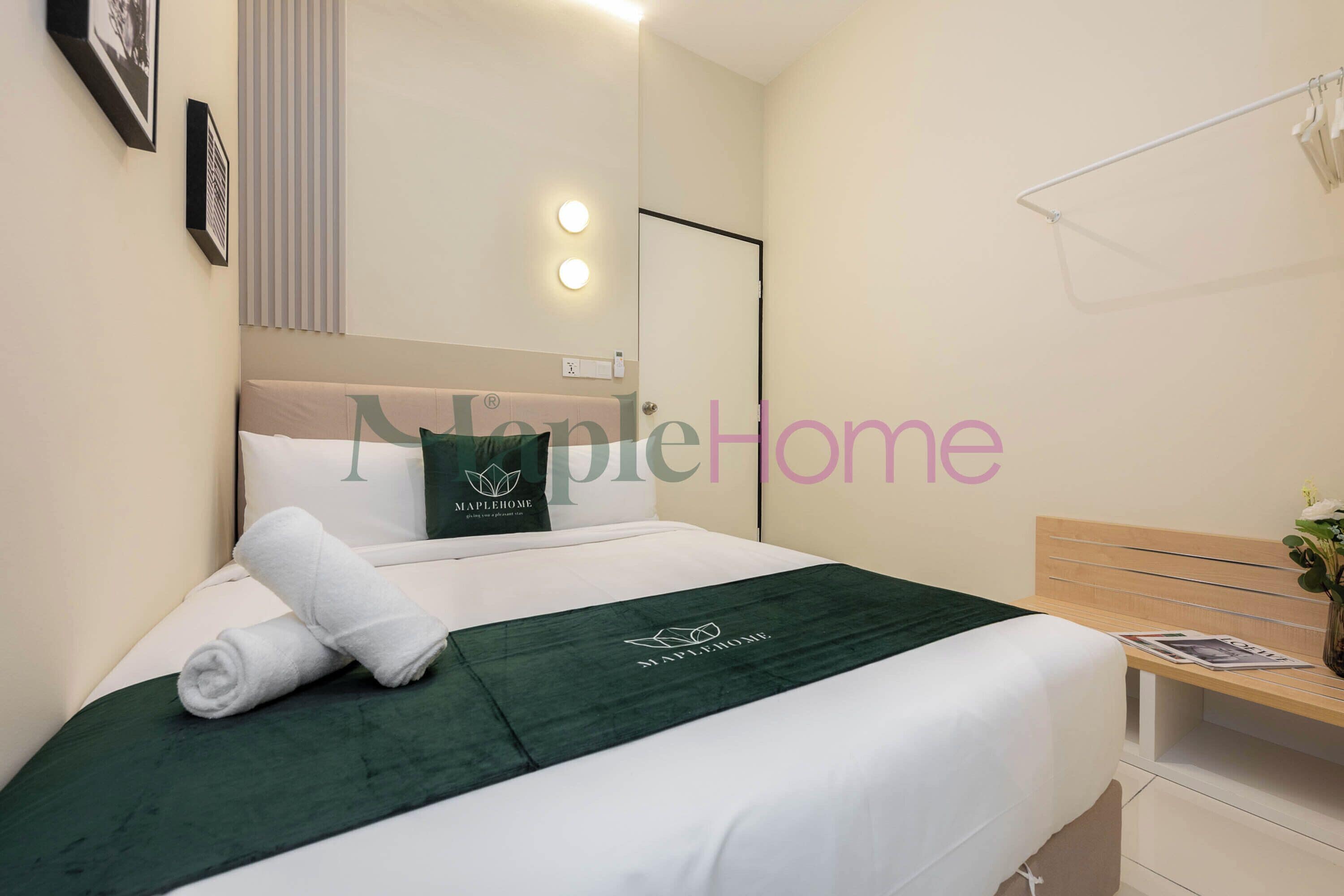 Deluxe Suite, 1 Queen Bed, Without Parking | Een bureau, een laptopwerkplek, verduisterende gordijnen