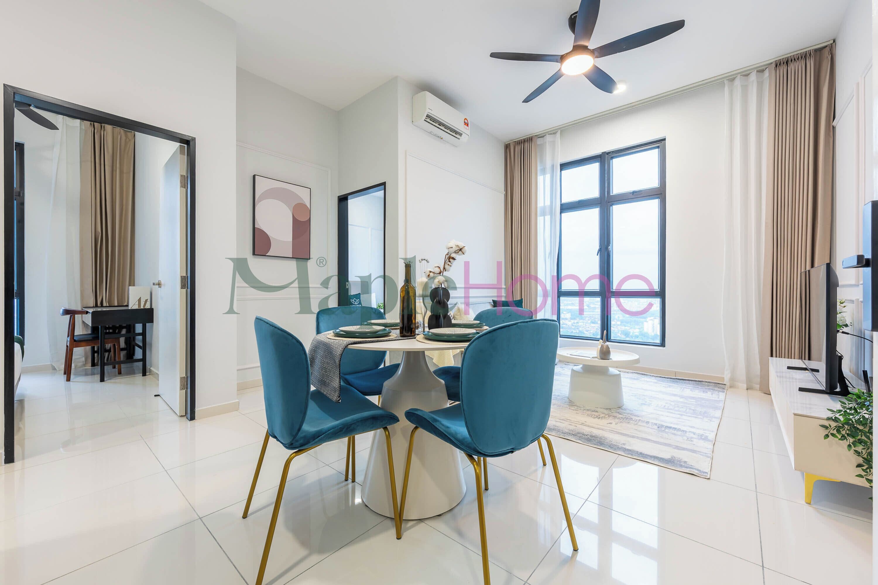 Un salon moderne avec un coin repas, comprenant une table ronde entourée de chaises, un ventilateur de plafond et de grandes fenêtres avec des rideaux.