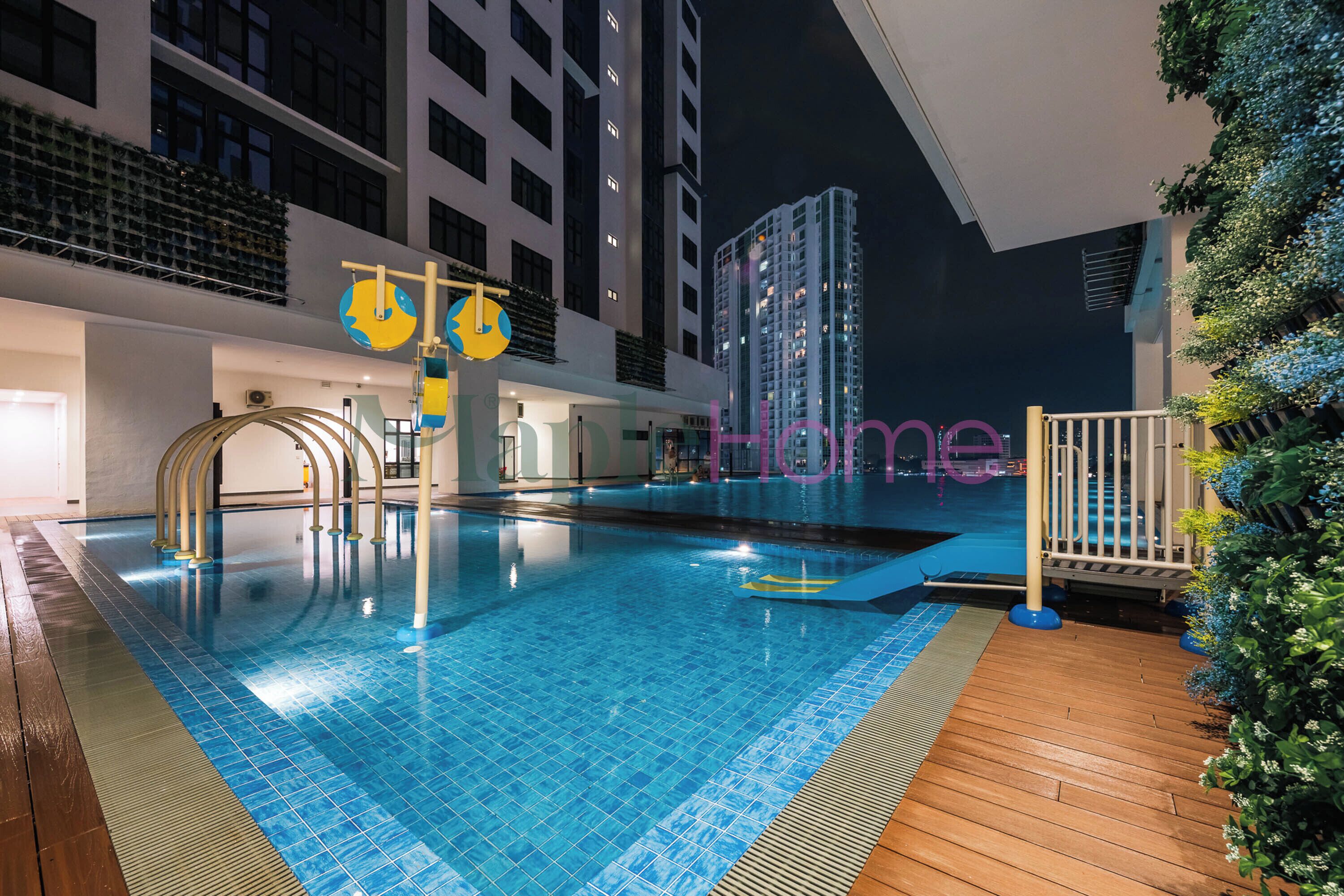 室外游泳池，09:00 至 22:00 开放，日光浴躺椅