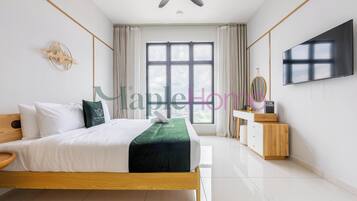 Deluxe Suite, 1 Queen Bed, Without Parking | Skrivebord, arbejdsområde til bærbare computere, mørklægningsgardiner