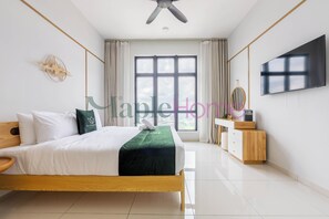 Deluxe Suite, 1 Queen Bed, Without Parking | Escritorio, espacio para trabajar con un portátil, cortinas opacas