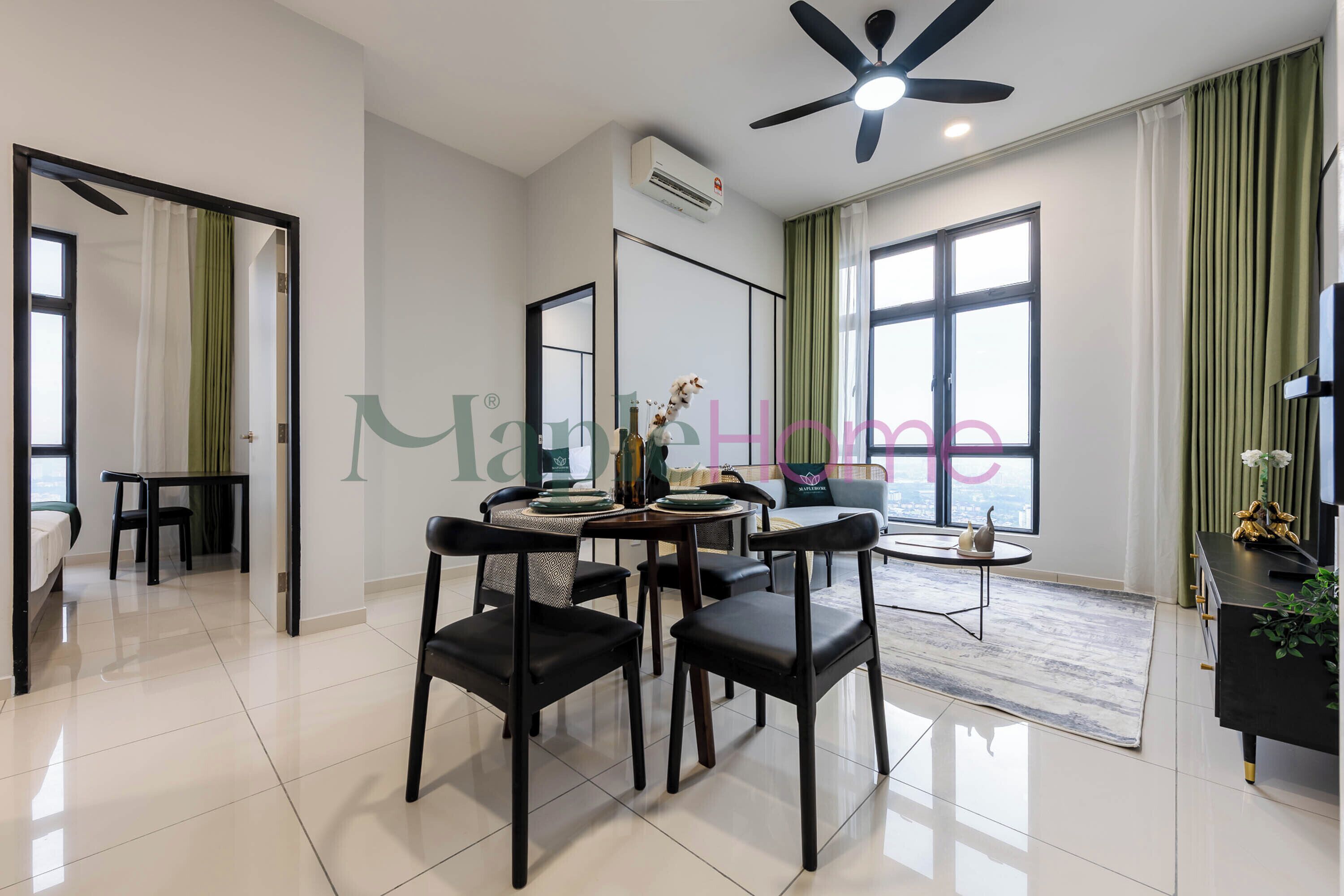 Una sala de estar moderna con comedor, ventanas amplias y un ventilador de techo.