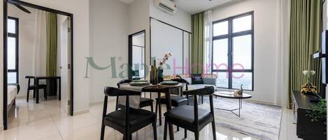 Una sala de estar moderna con comedor, ventanas amplias y un ventilador de techo.