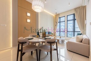 Deluxe Suite, 1 Bedroom, Non Smoking | Dining room