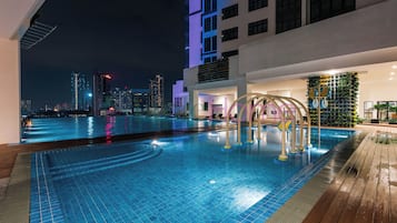 Piscina externa, funciona das 9h às 22h, espreguiçadeiras