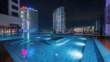 Udendørs pool, åben fra kl. 09.00 til kl. 22.00, liggestole