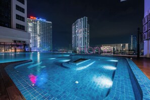 Una piscina al aire libre (de 09:00 a 22:00), tumbonas