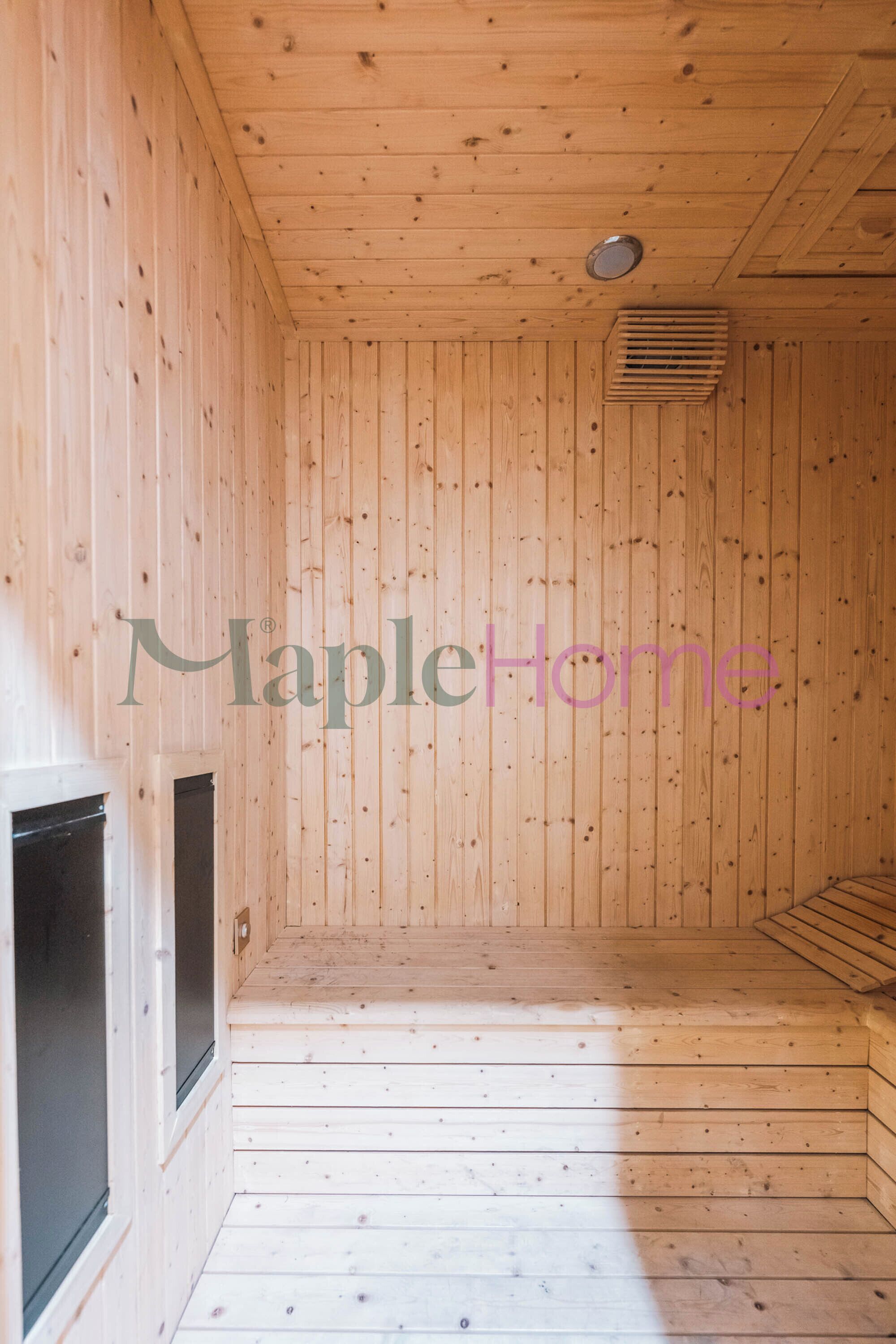 Un intérieur en bois avec un plafond en pente et une cheminée intégrée.