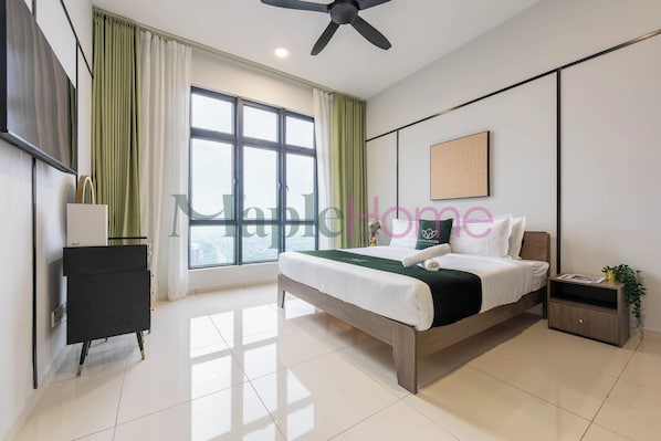Deluxe Suite, 1 Queen Bed, Without Parking | Bàn, khu vực làm việc phù hợp cho laptop, màn/rèm cản sáng