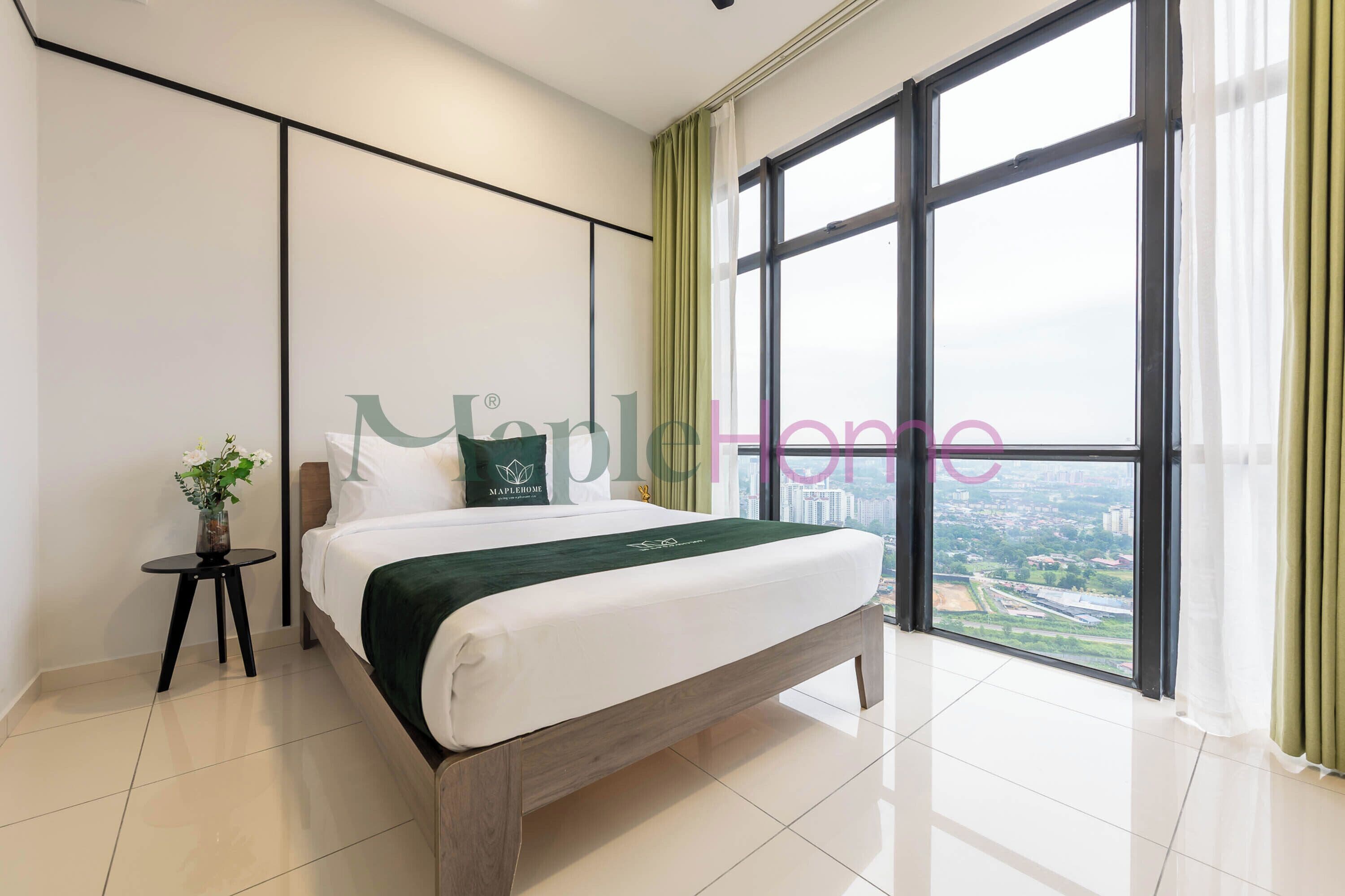 Escritorio, espacio para trabajar con laptop y cortinas blackout 