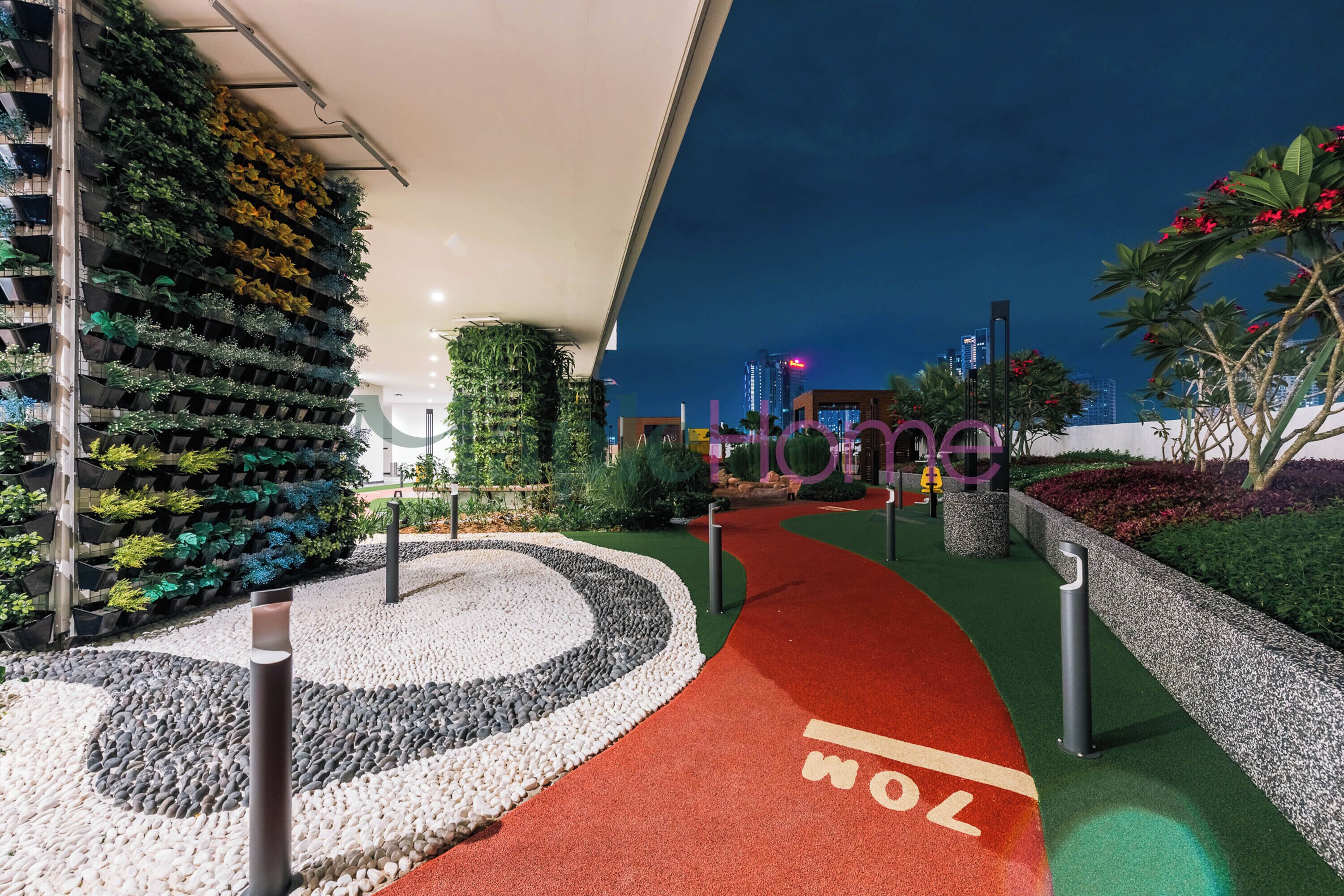 Un sendero conduce a un edificio con jardín en la azotea y un camino rojo marcado con 'JOL'.