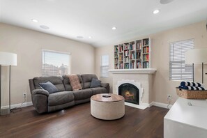 Una televisión, una chimenea, una oficina