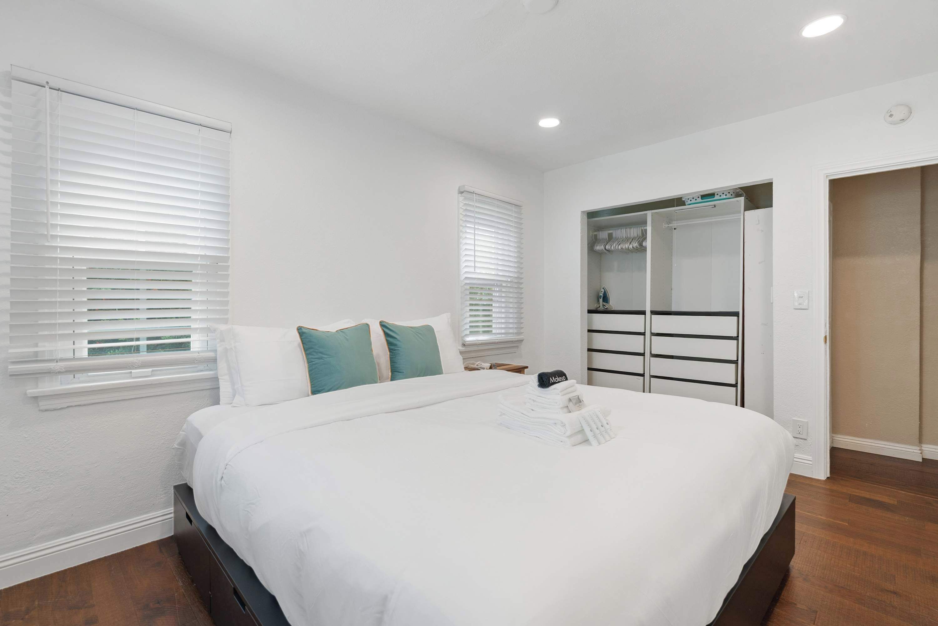 3 dormitorios, escritorio, tabla de planchar con plancha y cuna de viaje