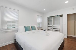 3 chambres, bureau, fer et planche à repasser, lit parapluie