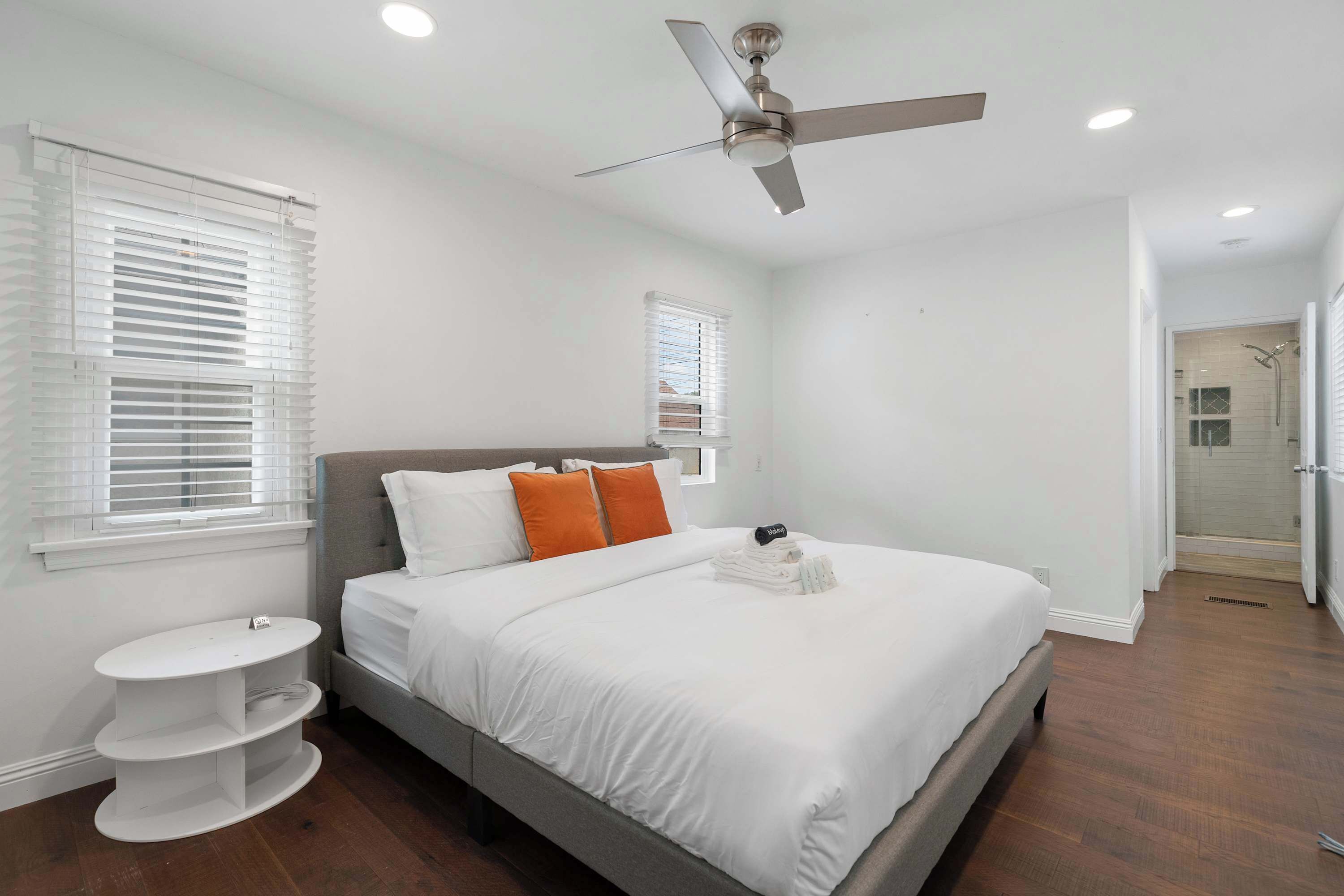 3 bedrooms, desk, iron/ironing board, travel cot