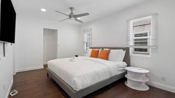 3 makuuhuonetta, työpöytä, silitysrauta/-lauta, vauvan matkasänky