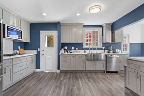 ثلاجة، ميكروويف، فرن، موقد طهي مسطح