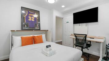 3 bedrooms, desk, iron/ironing board, travel cot