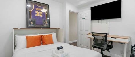 3 bedrooms, desk, iron/ironing board, travel crib