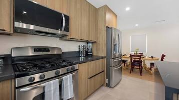 Refrigerador, microondas, horno, placa de cocina