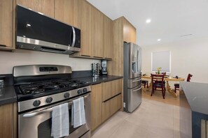 Refrigerador, microondas, horno, placa de cocina