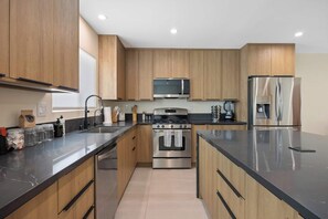 Refrigerador, microondas, horno, placa de cocina