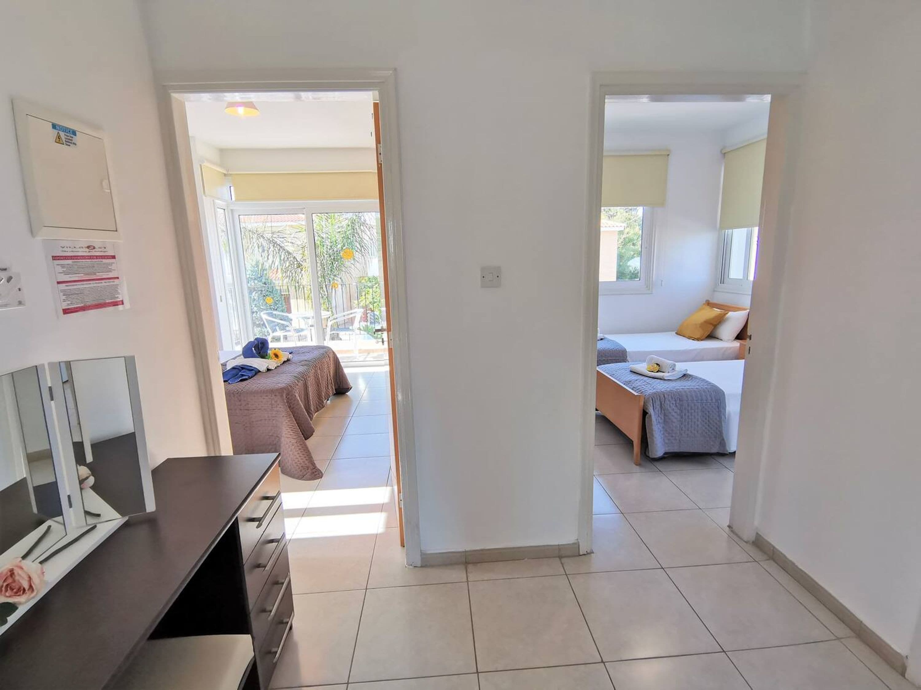 Quarto de hotel com cama, escrivaninha e vista para o exterior.