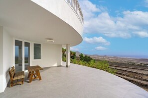 Outdoor dining - Luxury Villa with Sauna, BBQ Lounge and Private Pool (Santa Cruz de Tenerife)