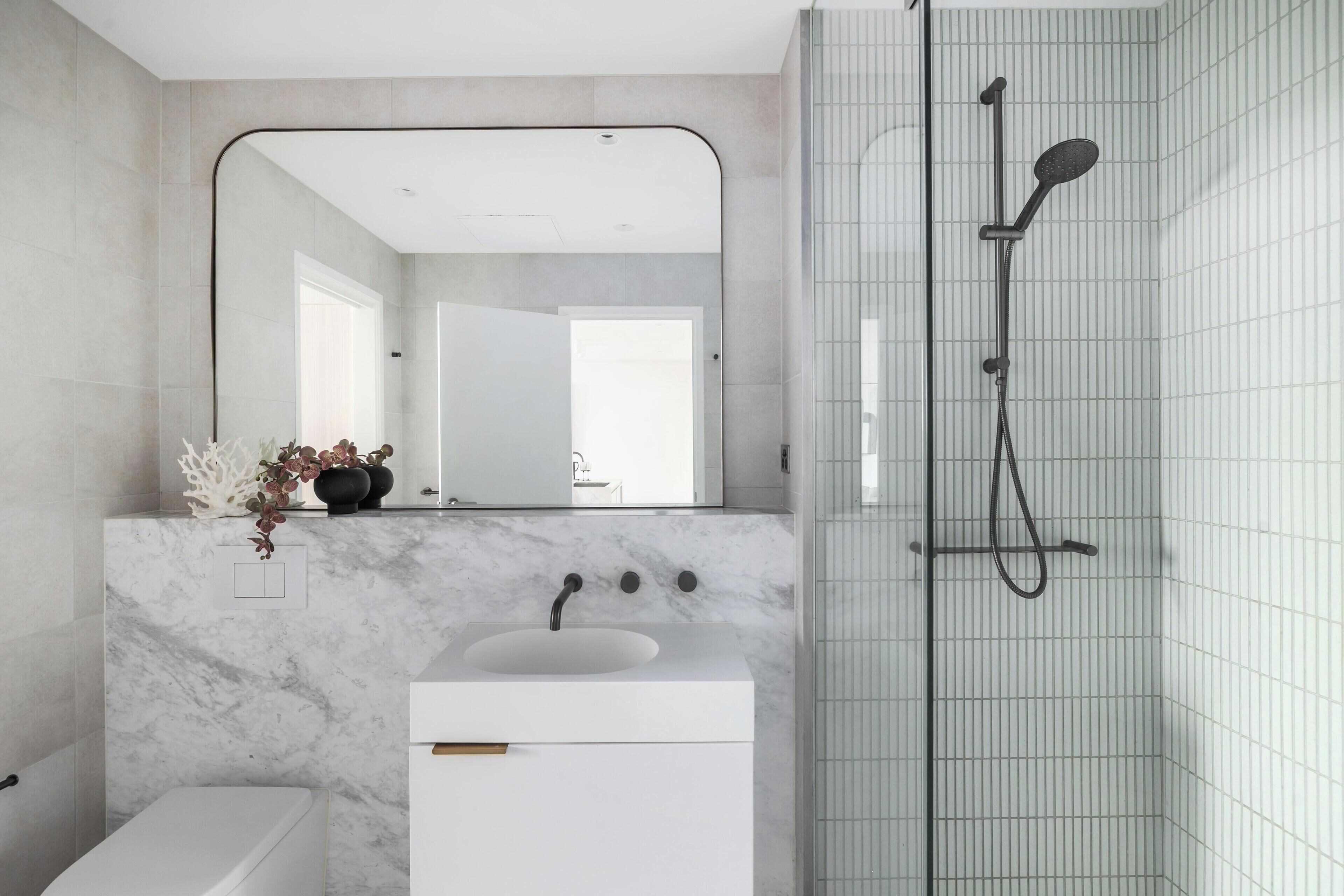 Suihku, hiustenkuivaaja, pyyhkeet, saippua