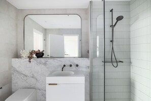 تجهيزات دش، مجففات شعر، مناشف، صابون