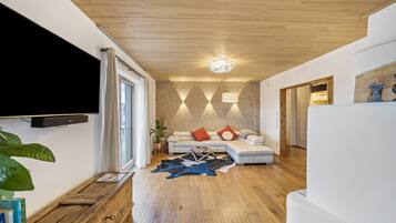 Fernseher, Kamin, Tischtennisplatte