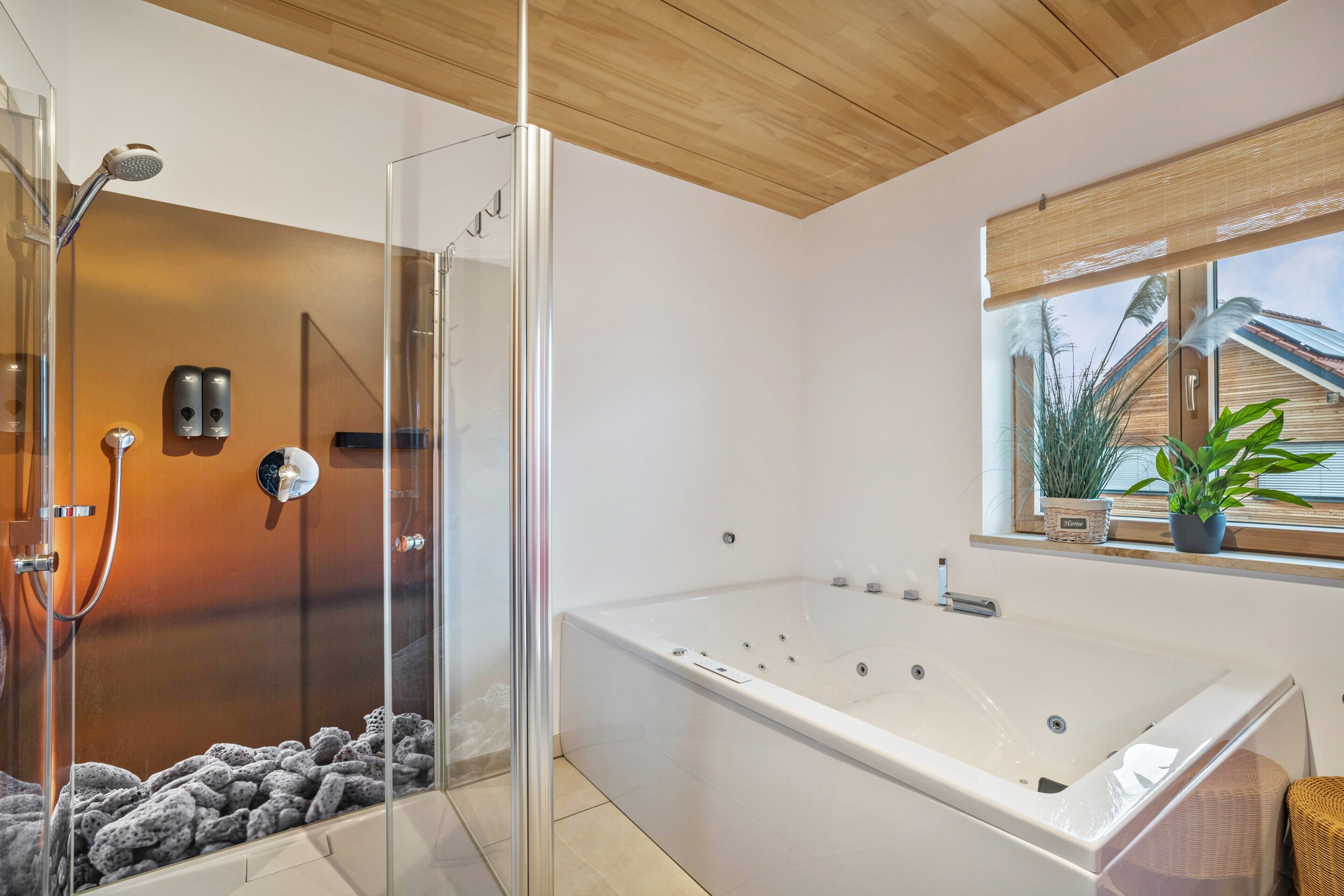 Dusche, Haartrockner, Handtücher, Toilettenpapier