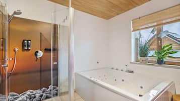 Dusche, Haartrockner, Handtücher, Toilettenpapier