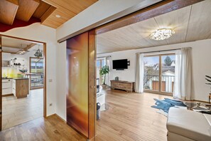 TV, fireplace, ping pong - Apartment 'Ferienwohnung Mit Herz Und Holz' with Balcony and Wi-Fi (Penzing)