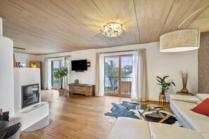 TV, fireplace, ping pong - Apartment 'Ferienwohnung Mit Herz Und Holz' with Balcony and Wi-Fi (Penzing)