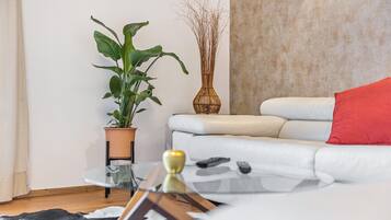 Fernseher, Kamin, Tischtennisplatte