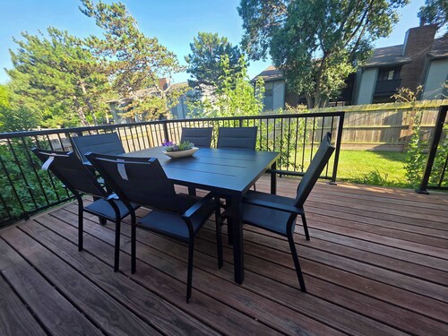 Sunflower Suite- Central, Near Highway