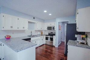 Jääkaappi, mikroaaltouuni, uuni, liesi