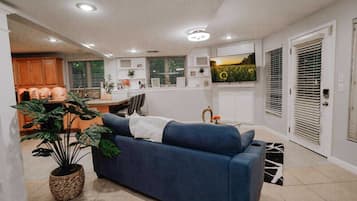 TV, bøker og kontorer