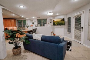 Televisio, kirjoja, työhuone