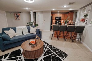 Téléviseur, livres, bureau