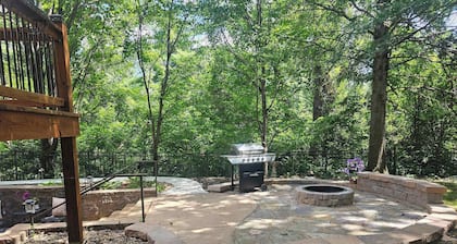 The Cozy Nest- Central Overland Park, Near Highway