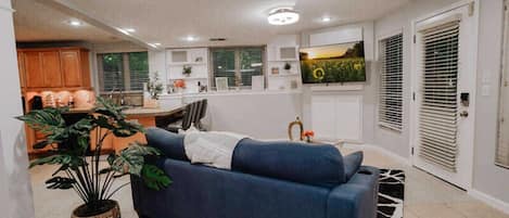 تلفزيون، كُتُب، مكتب