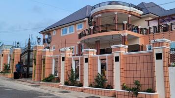 Vista frontal de la propiedad